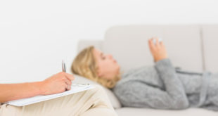 Chi cura la depressione? therapist taking notes her patient sofa 13339 179171 310x165