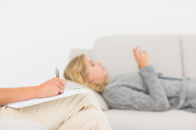 Quando è necessario l’intervento di uno psicologo therapist taking notes her patient sofa 13339 179171